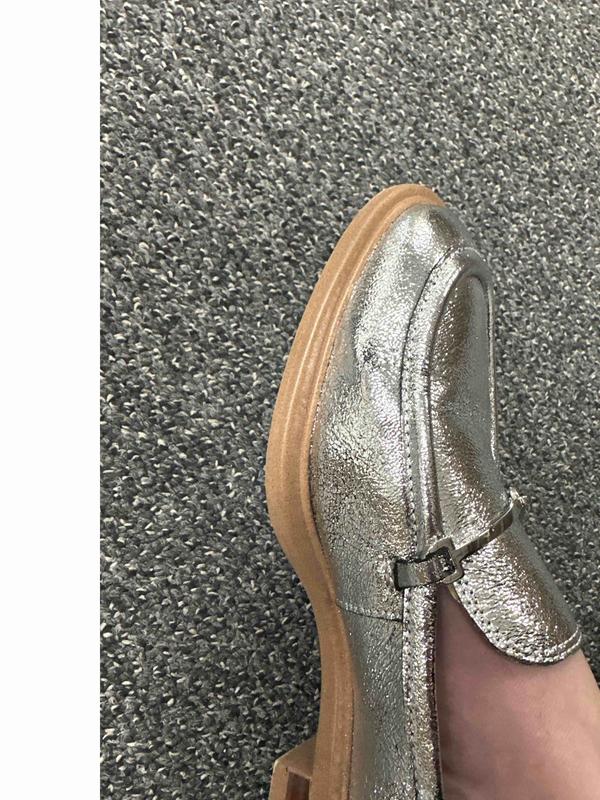 Customer photo for "Beautuful shoes but flake"