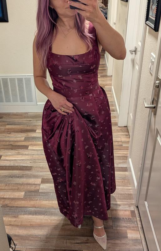 Beautiful quality and has pockets!