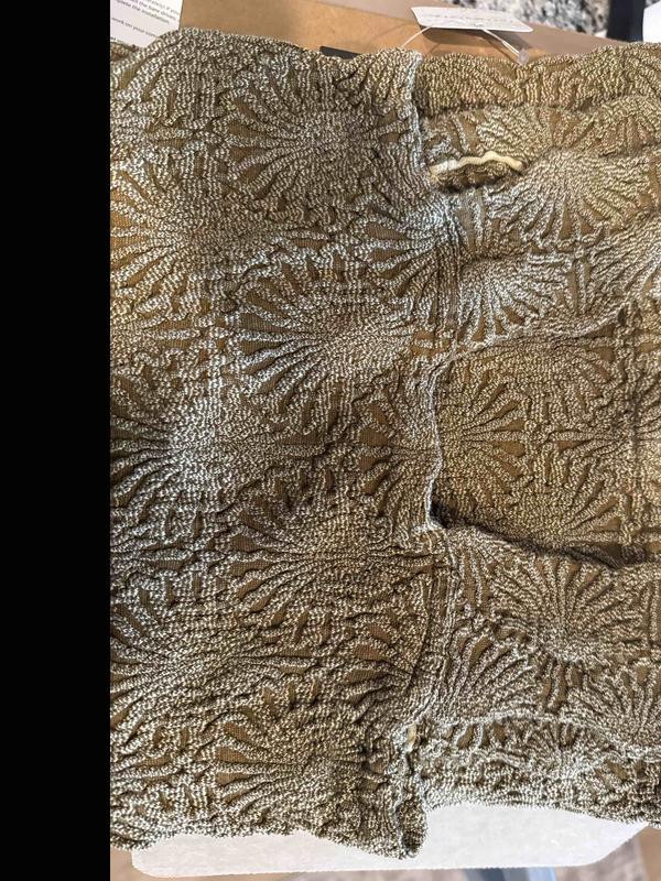 beehive color is very different from photos