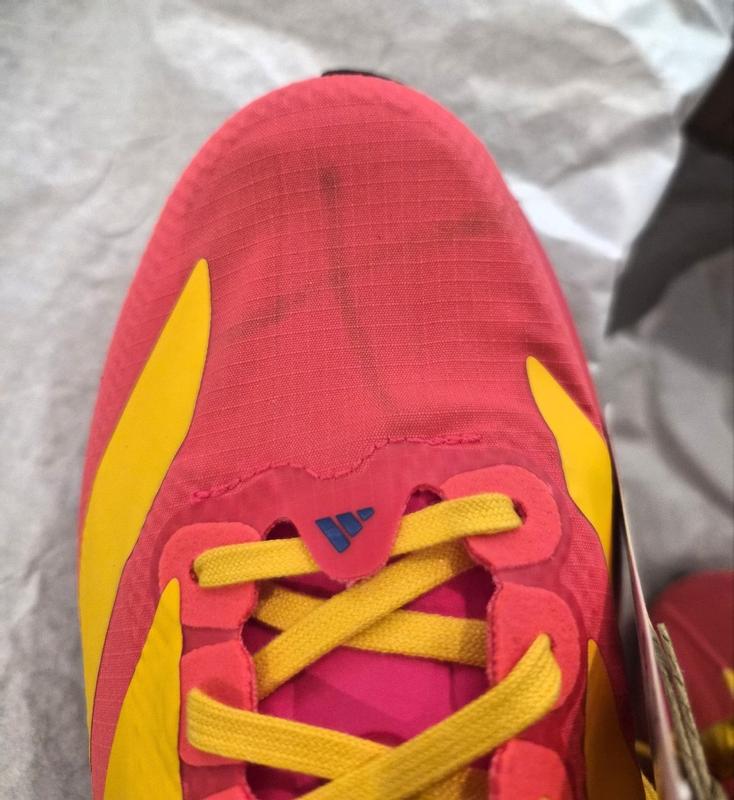 Customer photo for "A defected pair arrived!"