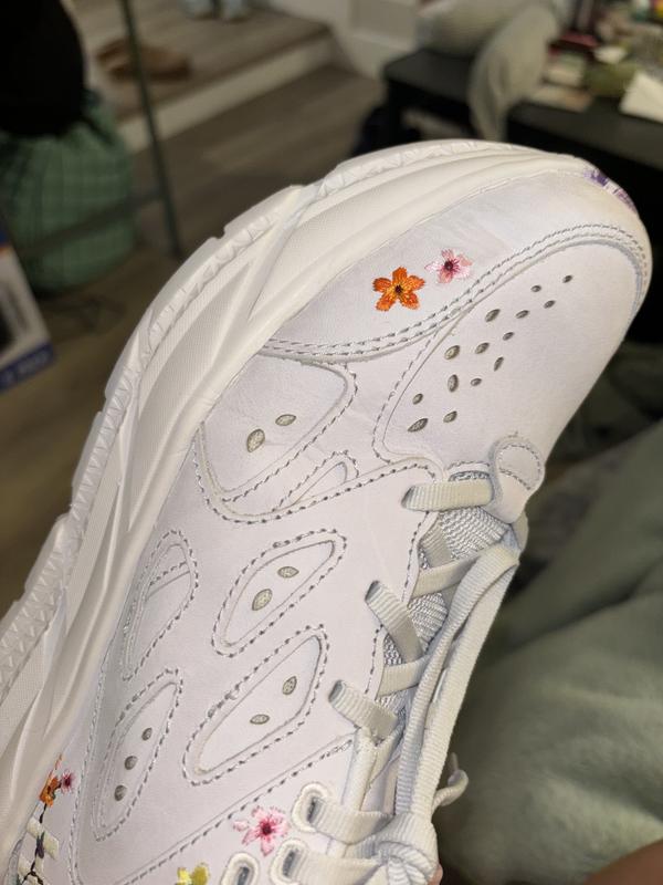 Customer photo for "Received dirty shoes"