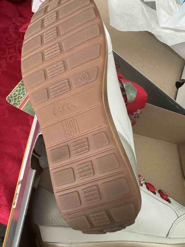 Customer photo for "these are used shoes / not original laces"