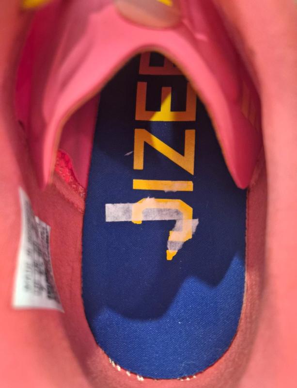 Customer photo for "A defected pair arrived!"