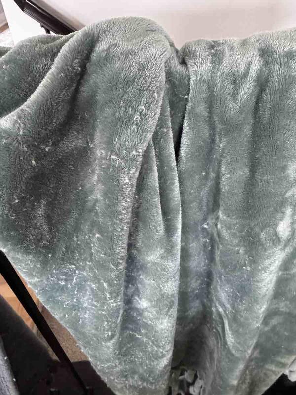 Customer photo for "Defective material"