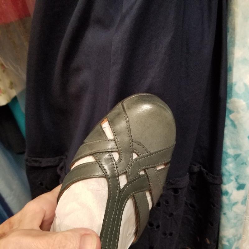 Customer photo for "Definitely not navy blue, but nice detailing"