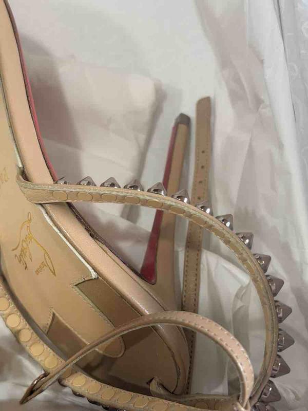 Customer photo for "item arrived used"