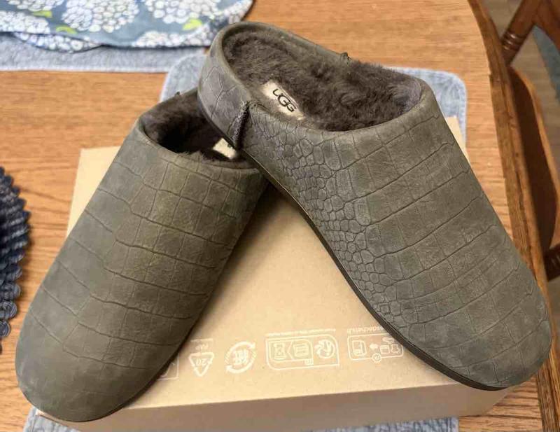 Customer photo for "I prefer the minimalist slipper for Ugg"