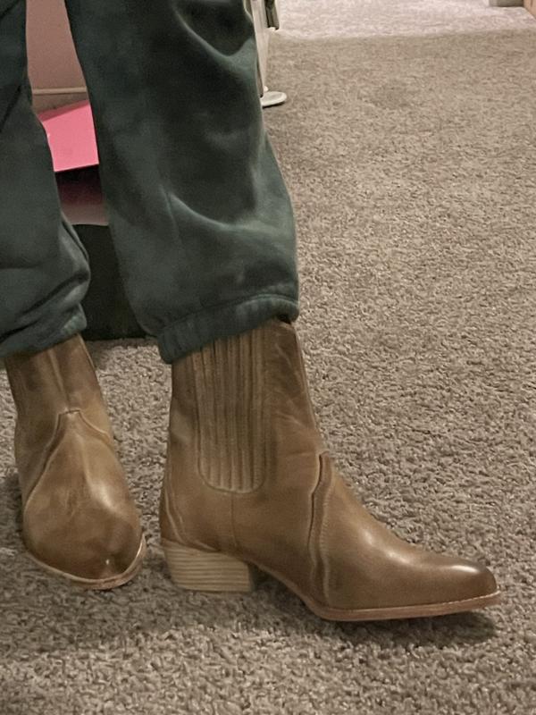 Customer photo for "Great Quality / Stylish without being too Trendy"
