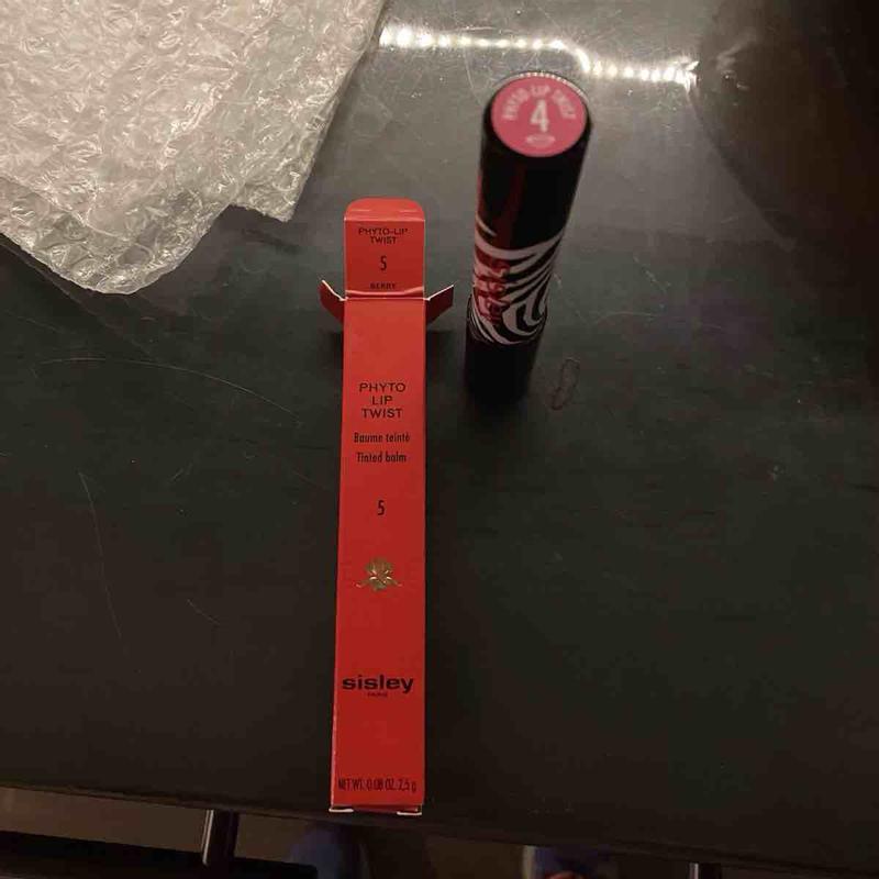 Customer photo for "wrong item inside right box"