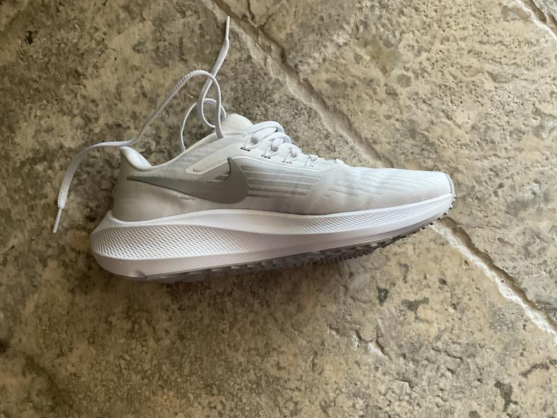Customer photo for "Nike zoom best comfortable shoe very good looking"