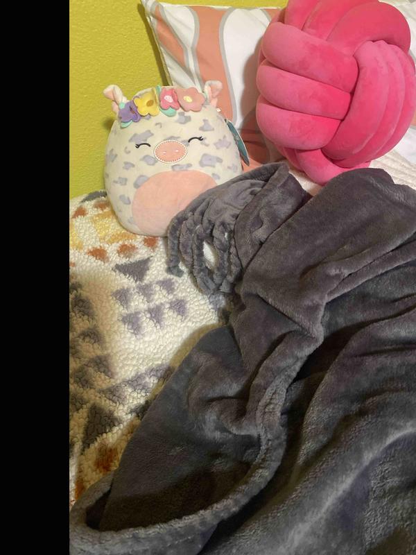 delisciously soft throw blanket