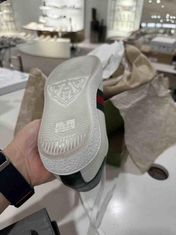 Customer photo for "when I received in the store the shoe was USED"