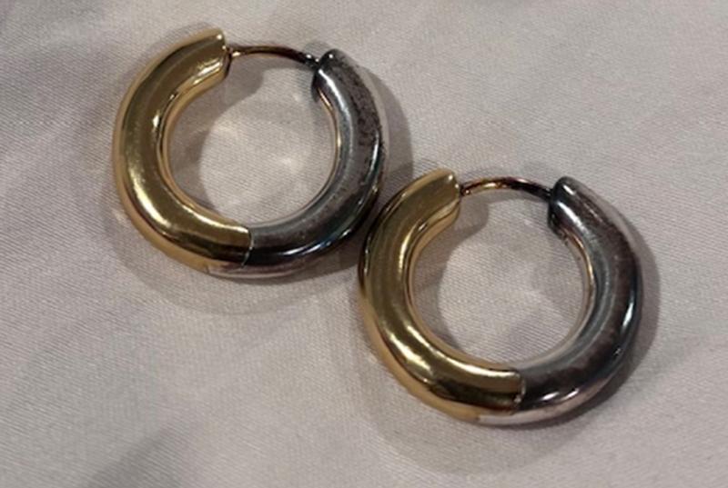 Customer photo for "Not natural gold color and tarnishes easily"