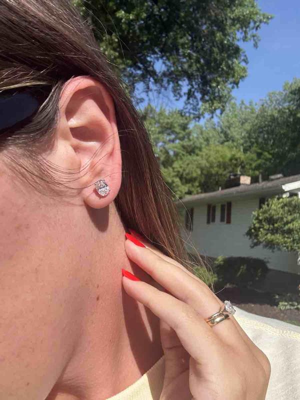 Customer photo for "really pretty studs! so sparkly"