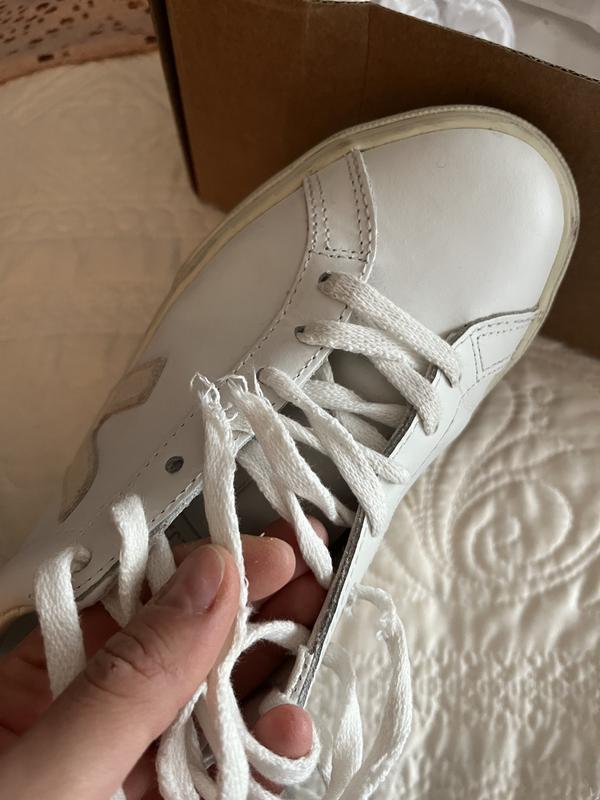 Customer photo for "Bad quality shoelace"