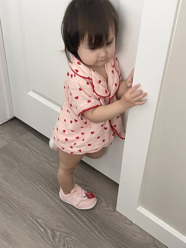 Ergonomic shoes for young children