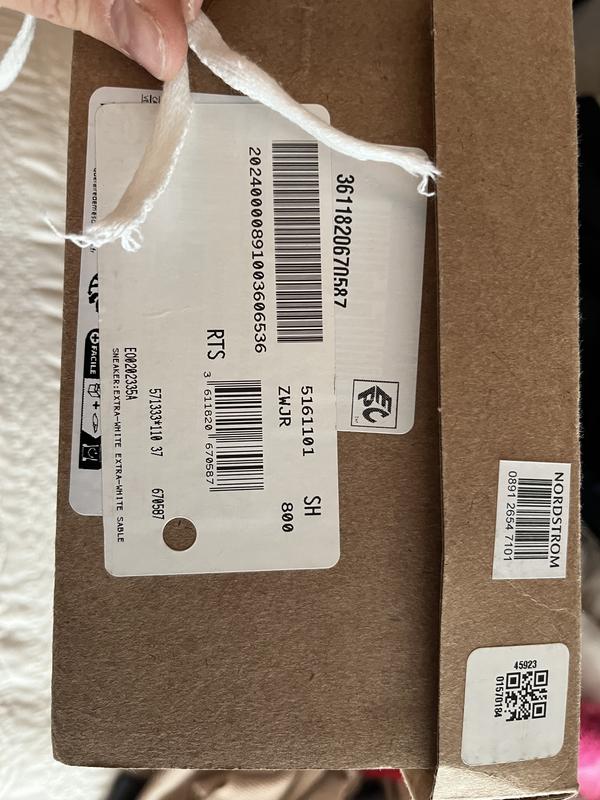 Customer photo for "Bad quality shoelace"