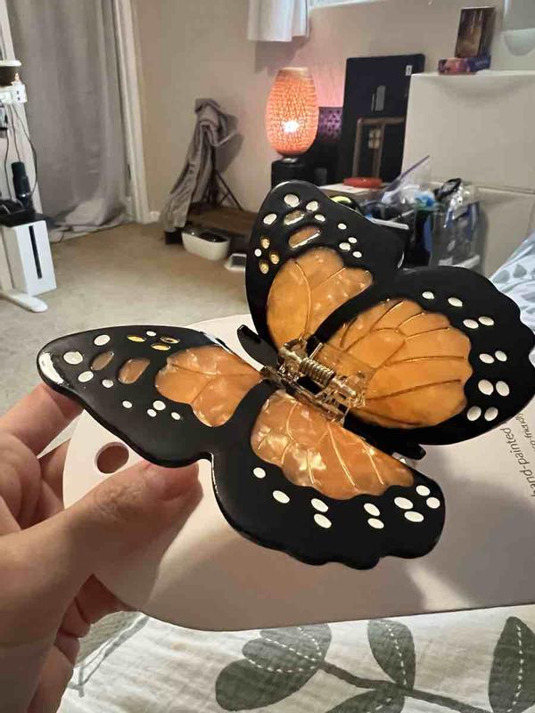Customer photo for "quality and artistic hair clip"