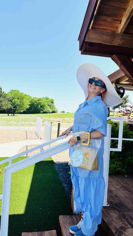 it is the perfect complement for a spring outfit