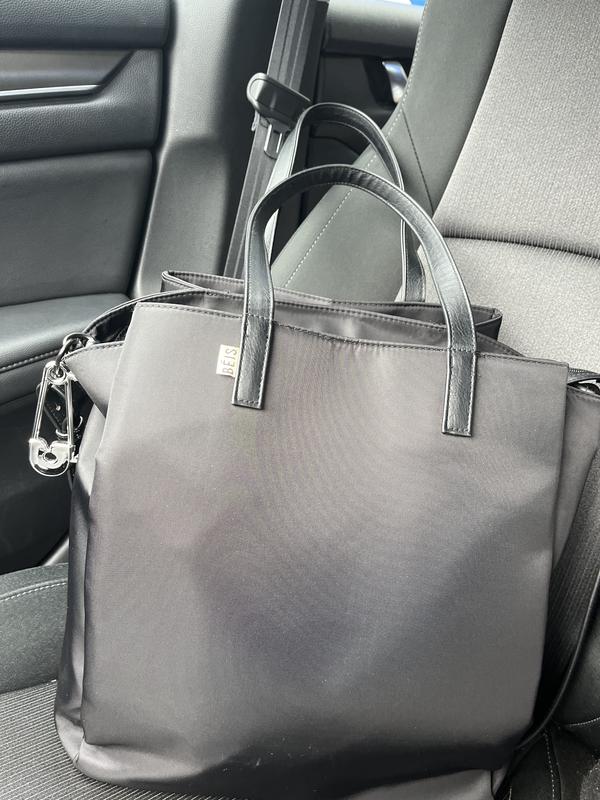 Customer photo for "Spacious, But Quality Issue with Closure"