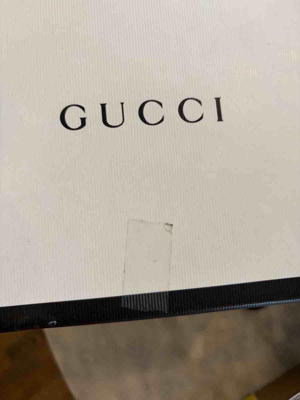 Customer photo for "Defaced box and no shoe bags or tissue"