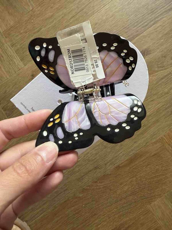 Customer photo for "Recieved used and broken hairclip"