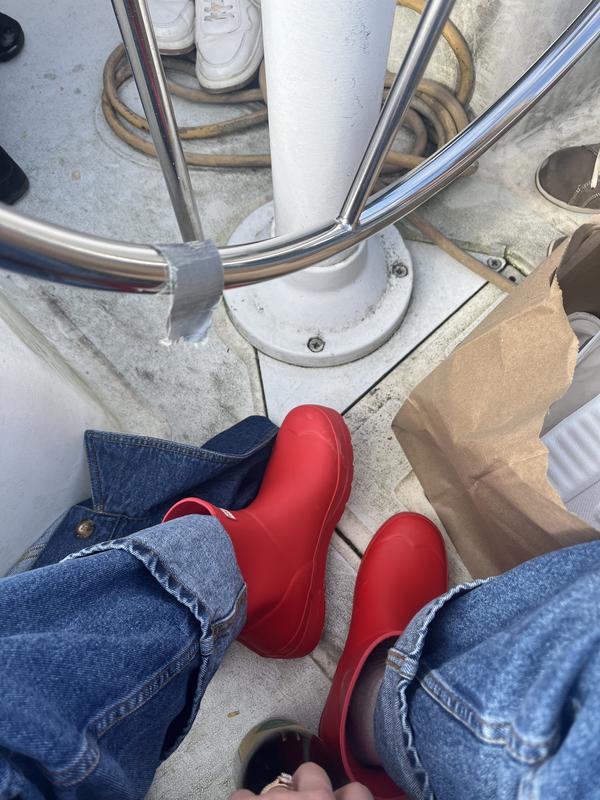 The perfect rainboots with a pop of color