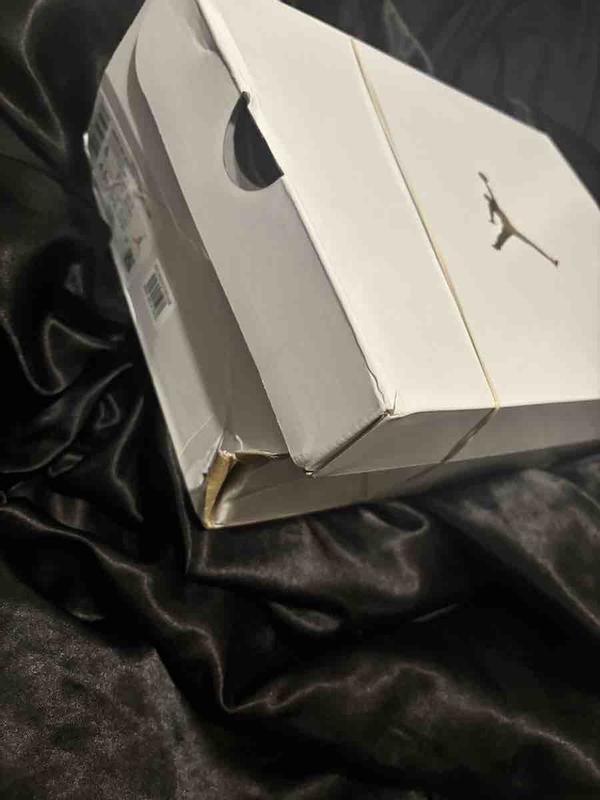 Customer photo for "Damaged shoe box, poor shipping packaging"
