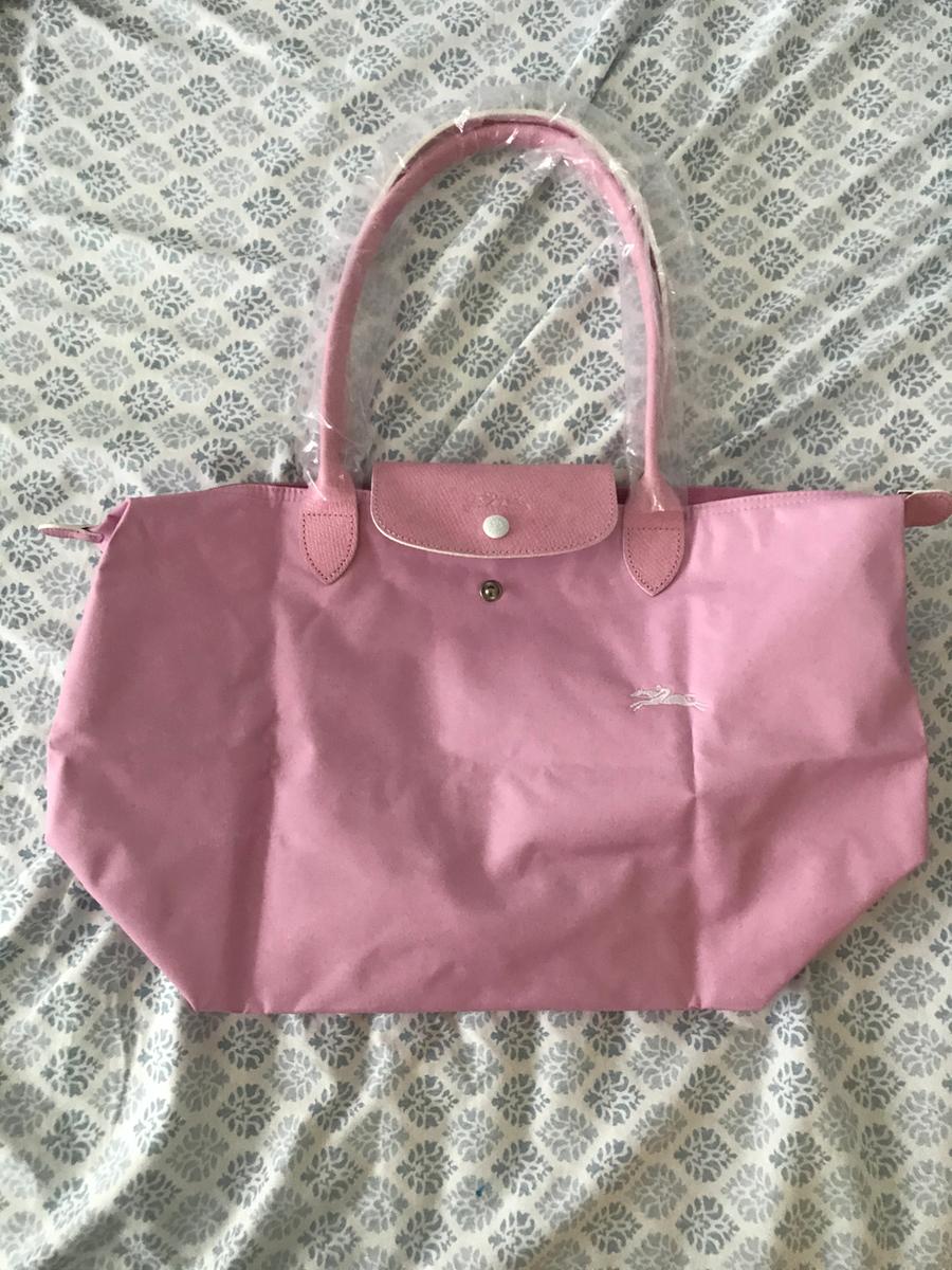 The color of the bag is very beautiful.