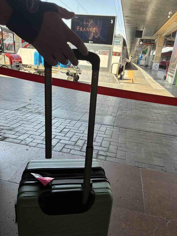 Customer photo for "Retractable handle broke first trip"