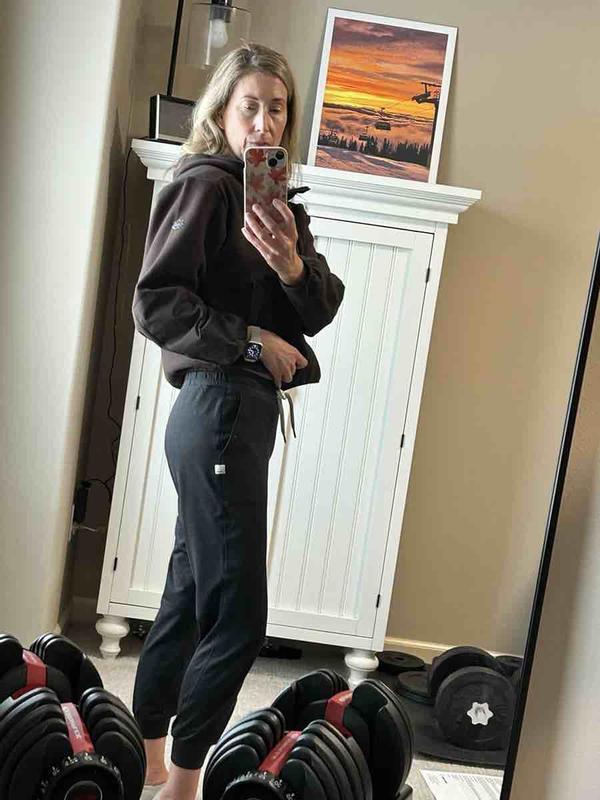 Customer photo for "comfortable and great fitting joggers"