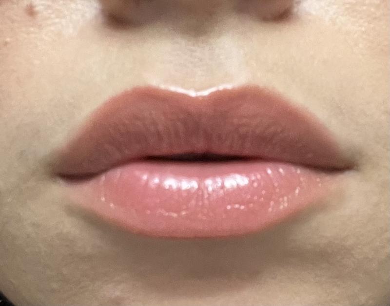 Beautiful non sticky & hydrating gloss