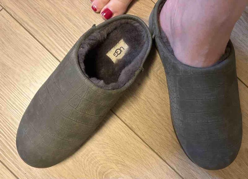 Customer photo for "I prefer the minimalist slipper for Ugg"