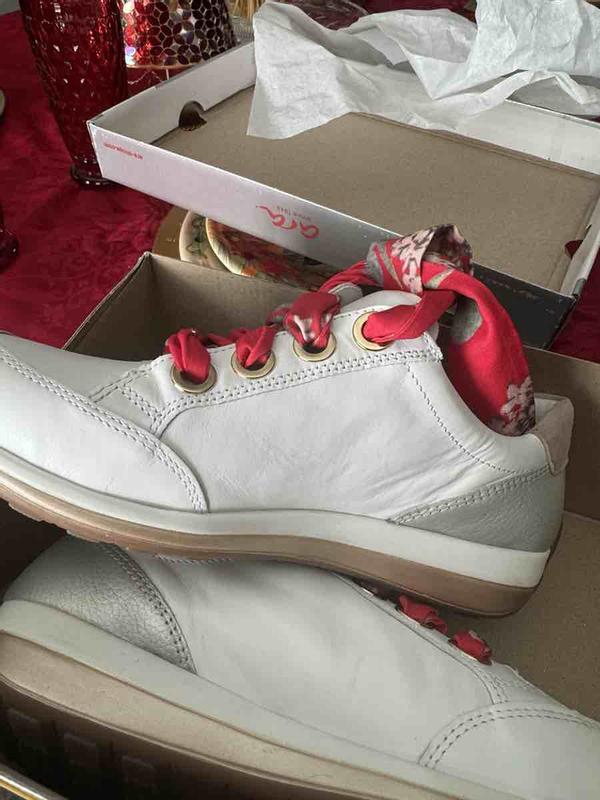 Customer photo for "these are used shoes / not original laces"