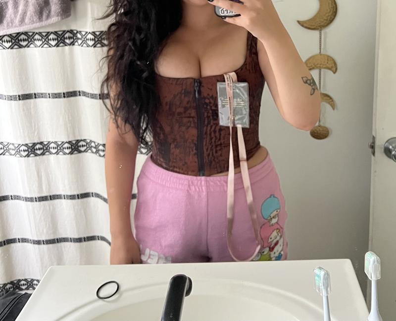 Customer photo for "Maybe size up if you’re between sizes"