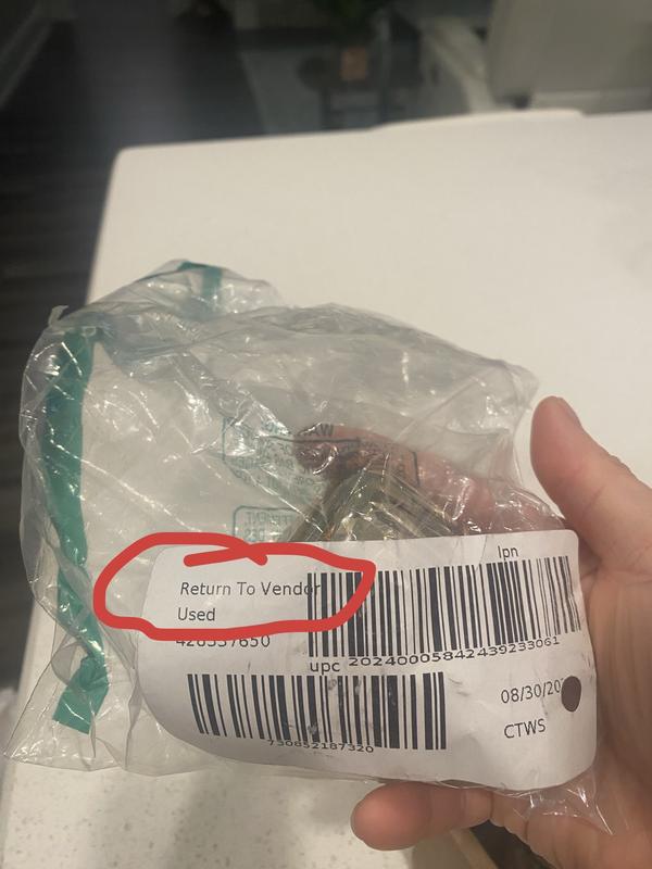 Customer photo for "The product was USED. very disappoin"