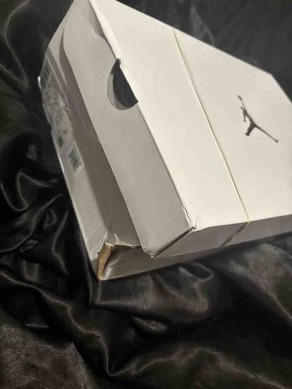 Customer photo for "Damaged shoe box, poor shipping packaging"