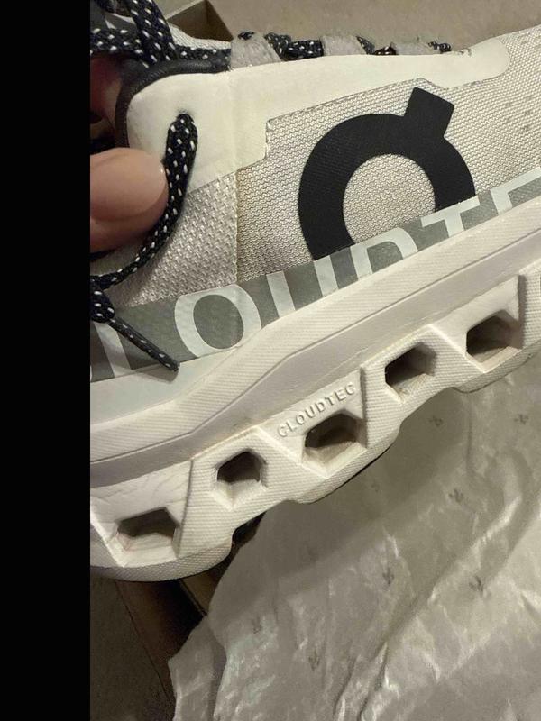 Customer photo for "they sent me a used, dirty shoe."