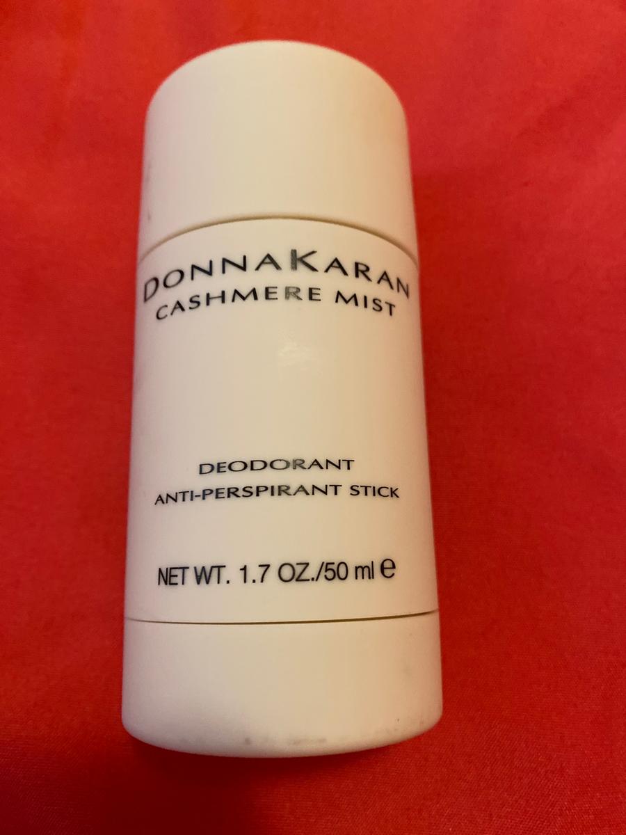 Customer photo for "I recommend this deodorant"