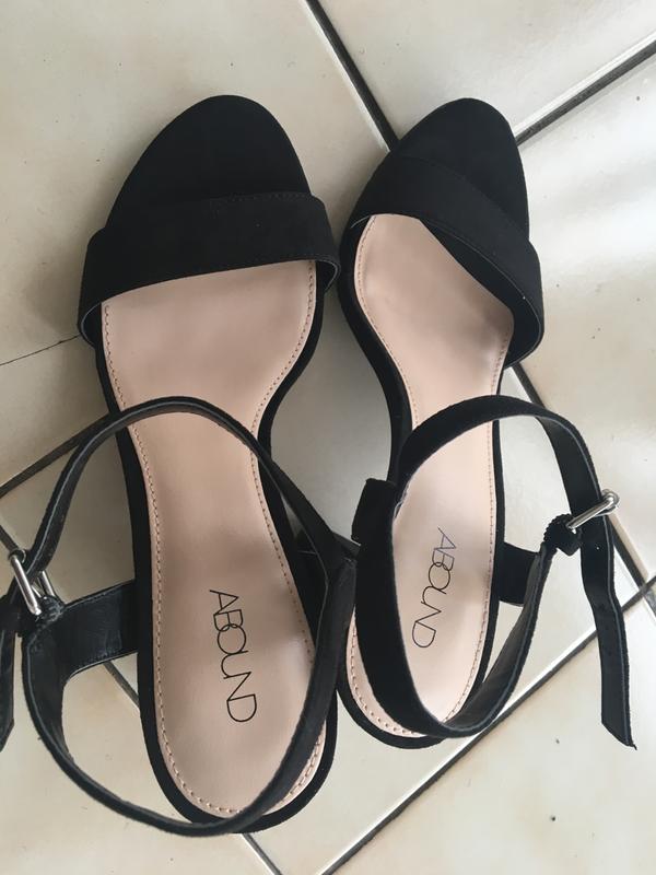 abound block heel sandal