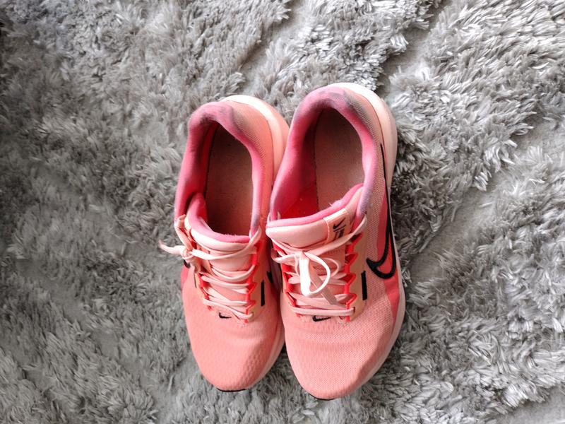 Apricot, upper/outer easily worn down