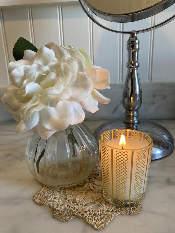 Customer photo for "Amazing little candle with the deliciouious scent!"