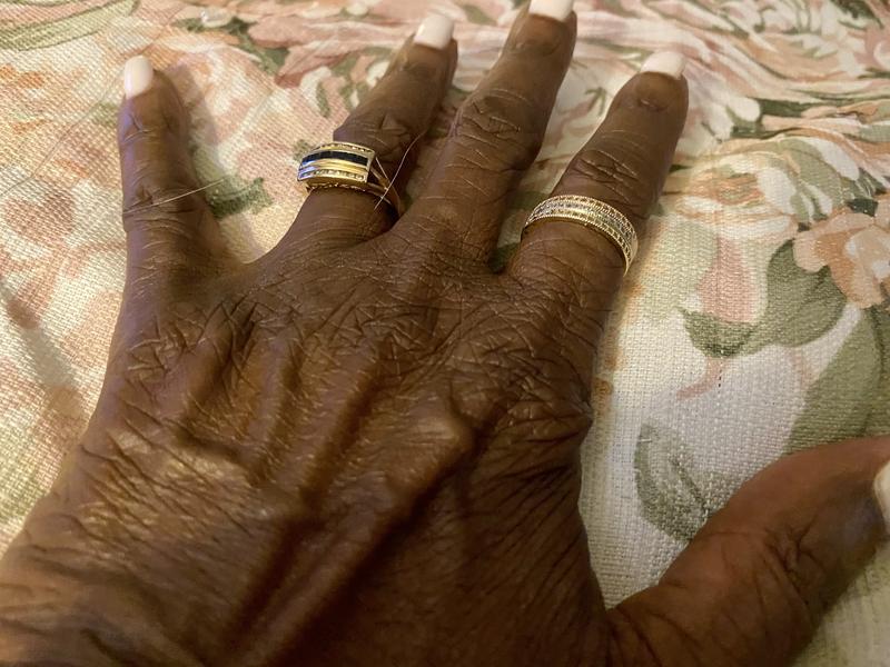 Nice ring set, like the three tones.