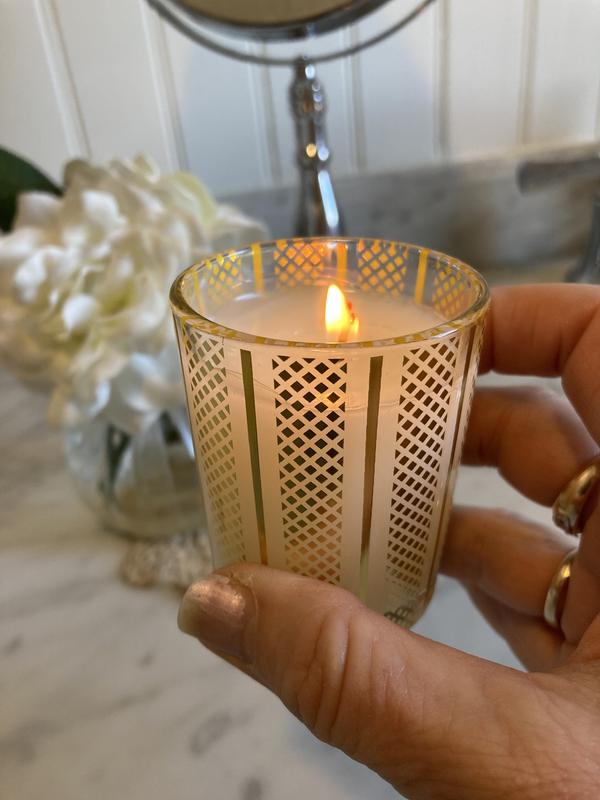 Customer photo for "Amazing little candle with the deliciouious scent!"