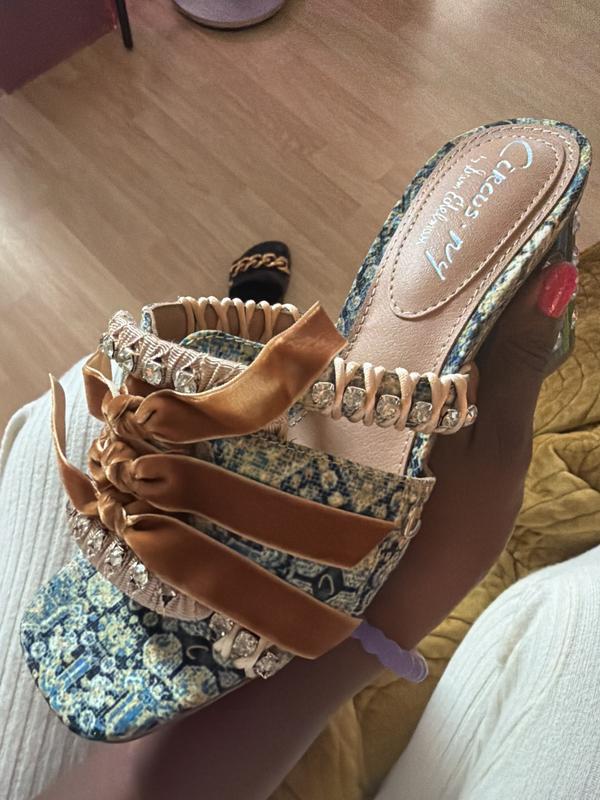 THIS ISN'T THE SAME COLOR STORY