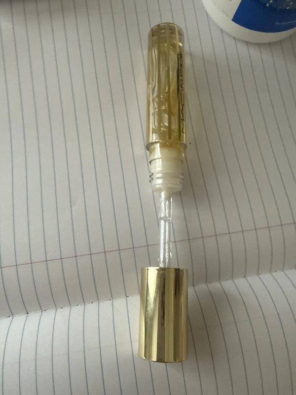 Nice lip oil. Feels good and looks great.