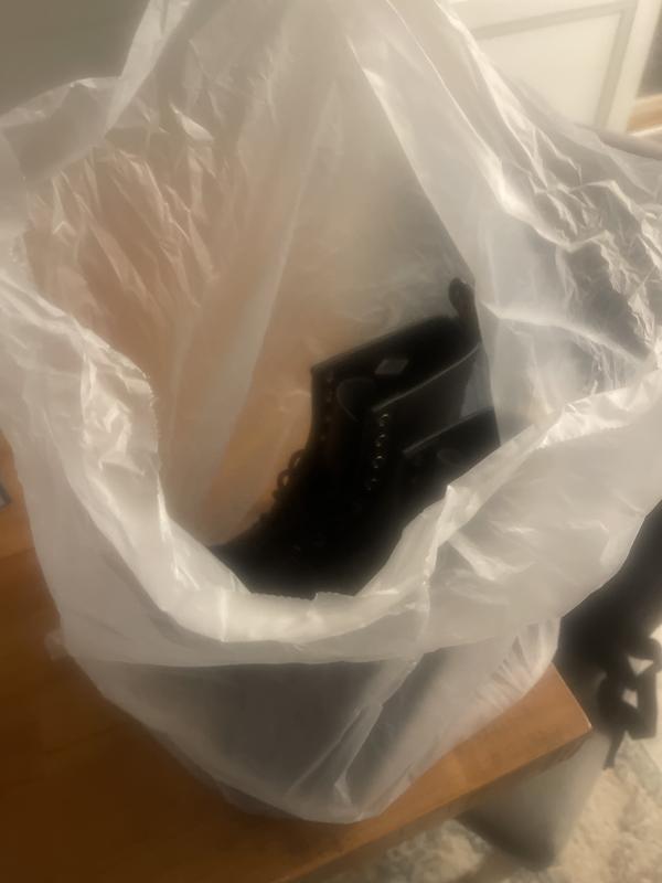 Came in clear bag… not a shoebox!!!!