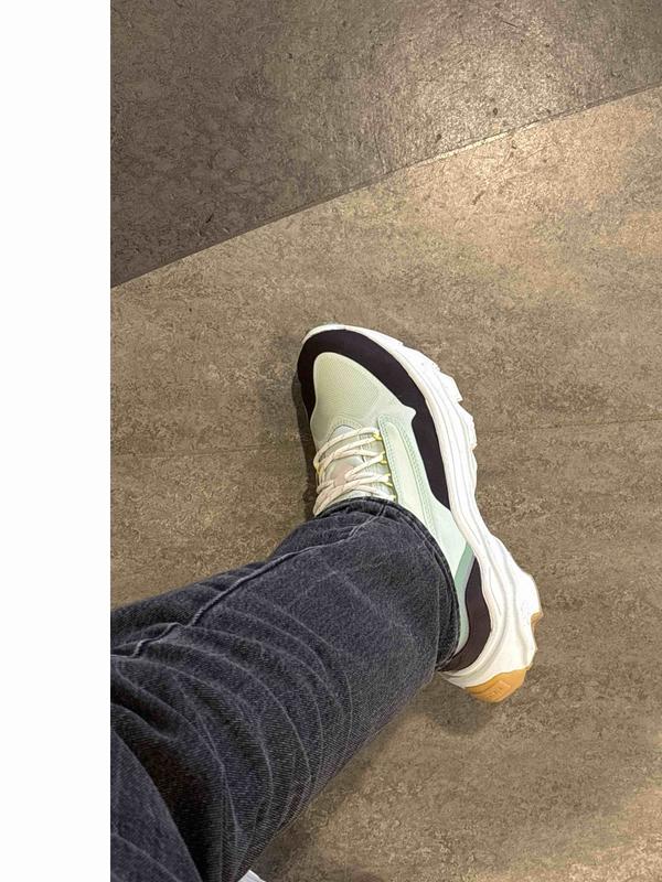 runs a size small, long overhang of heel