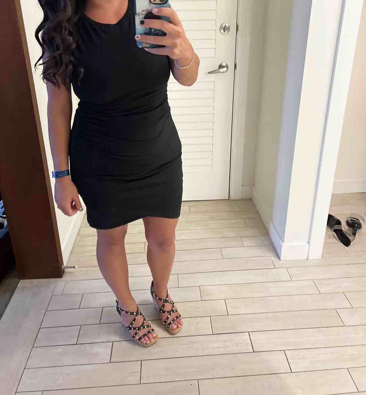 Beautiful dress, flattering!