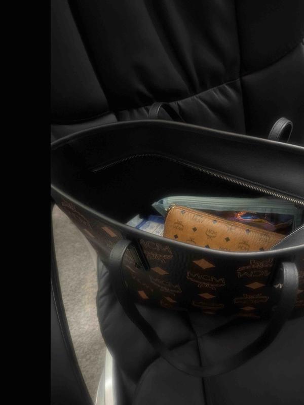 Customer photo for "tote with a zipper"